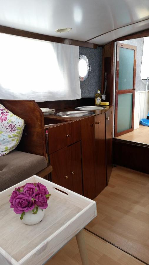 Boat Ella - Kamperen Op Het Water -Niet Om Mee Te Varen -Read Host Profile-Lees Hostprofiel Jutrijp 外观 照片