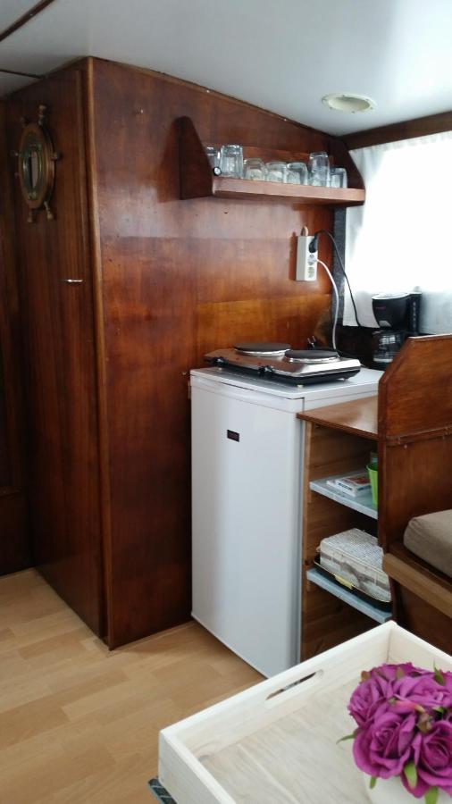 Boat Ella - Kamperen Op Het Water -Niet Om Mee Te Varen -Read Host Profile-Lees Hostprofiel Jutrijp 外观 照片