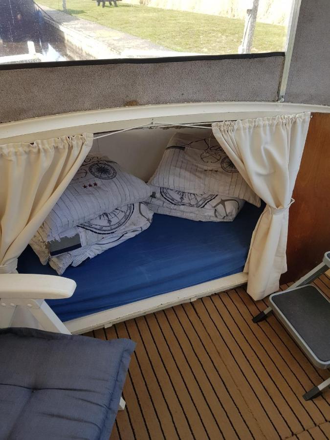 Boat Ella - Kamperen Op Het Water -Niet Om Mee Te Varen -Read Host Profile-Lees Hostprofiel Jutrijp 外观 照片