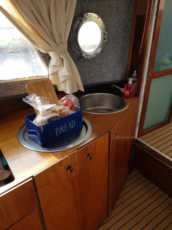Boat Ella - Kamperen Op Het Water -Niet Om Mee Te Varen -Read Host Profile-Lees Hostprofiel Jutrijp 外观 照片