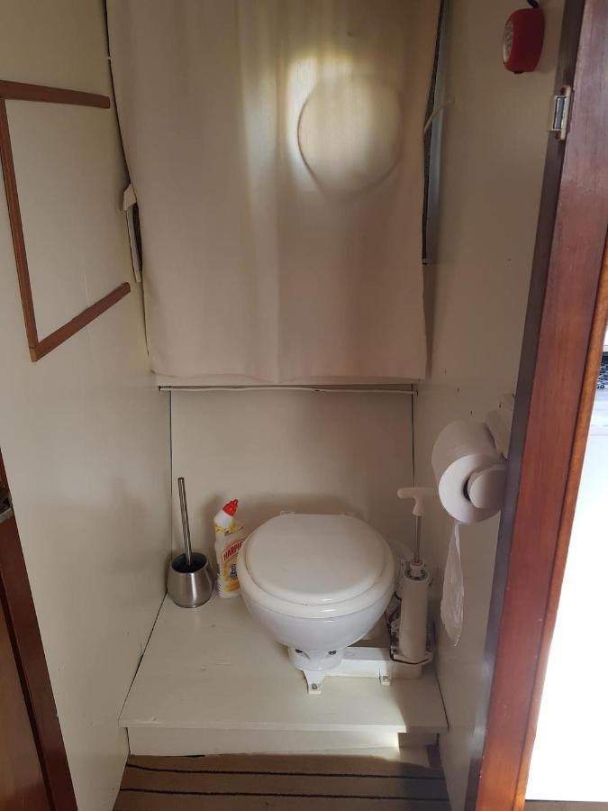 Boat Ella - Kamperen Op Het Water -Niet Om Mee Te Varen -Read Host Profile-Lees Hostprofiel Jutrijp 外观 照片